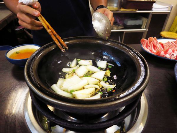 【三重火鍋】鍋士無雙精緻石頭火鍋-現炒的麻油香石頭火鍋