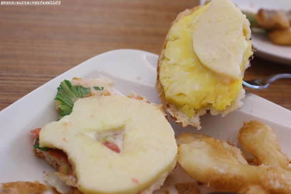 布里逗子BURRITOS：Burritos布里逗子●漢堡庭園餐廳♡溫莎乳酪牛肉堡讓人驚豔~103.06.29