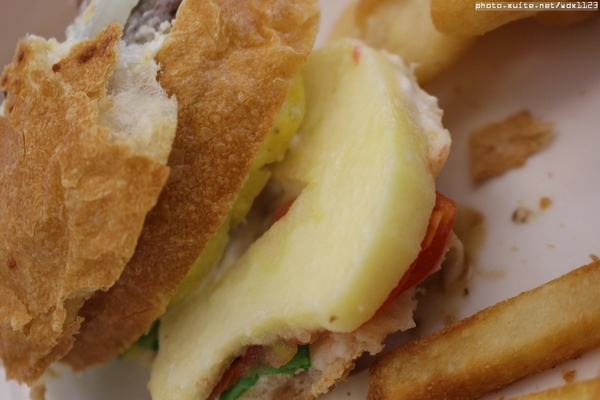 布里逗子BURRITOS：Burritos布里逗子●漢堡庭園餐廳♡溫莎乳酪牛肉堡讓人驚豔~103.06.29