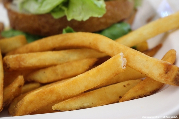 布里逗子BURRITOS：Burritos布里逗子●漢堡庭園餐廳♡溫莎乳酪牛肉堡讓人驚豔~103.06.29