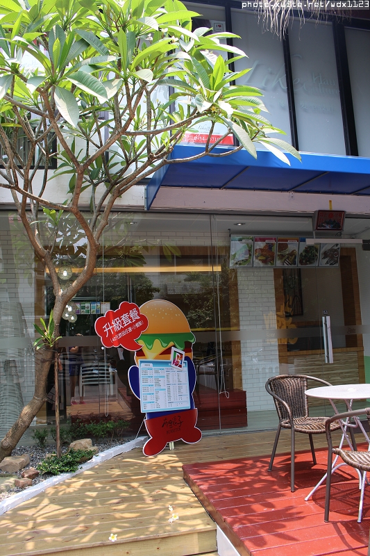 布里逗子BURRITOS：Burritos布里逗子●漢堡庭園餐廳♡溫莎乳酪牛肉堡讓人驚豔~103.06.29