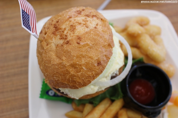 布里逗子BURRITOS：Burritos布里逗子●漢堡庭園餐廳♡溫莎乳酪牛肉堡讓人驚豔~103.06.29