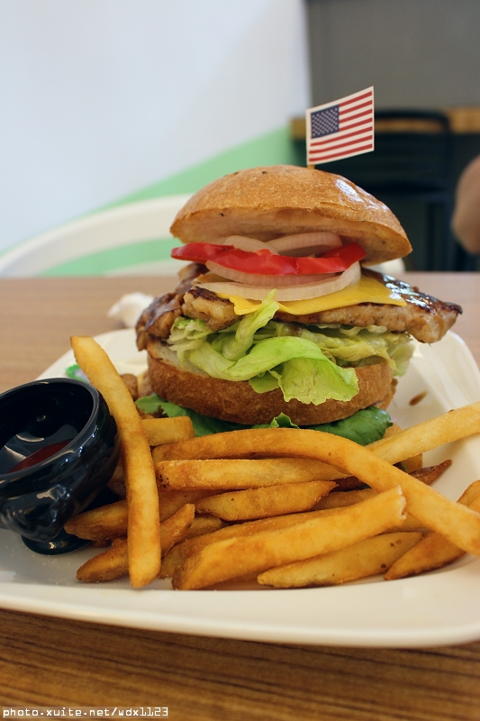 布里逗子BURRITOS：Burritos布里逗子●漢堡庭園餐廳♡溫莎乳酪牛肉堡讓人驚豔~103.06.29