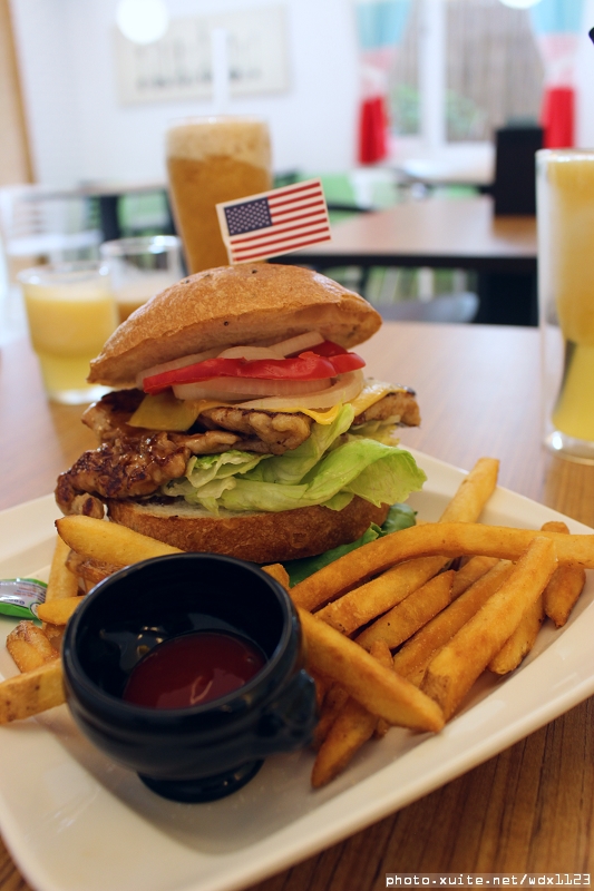 布里逗子BURRITOS：Burritos布里逗子●漢堡庭園餐廳♡溫莎乳酪牛肉堡讓人驚豔~103.06.29