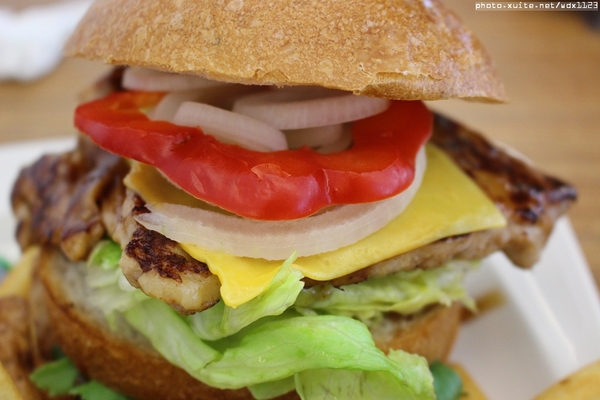 布里逗子BURRITOS：Burritos布里逗子●漢堡庭園餐廳♡溫莎乳酪牛肉堡讓人驚豔~103.06.29