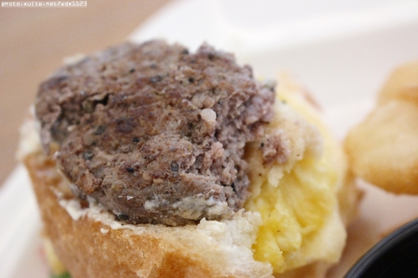 布里逗子BURRITOS：Burritos布里逗子●漢堡庭園餐廳♡溫莎乳酪牛肉堡讓人驚豔~103.06.29