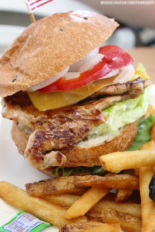 布里逗子BURRITOS：Burritos布里逗子●漢堡庭園餐廳♡溫莎乳酪牛肉堡讓人驚豔~103.06.29