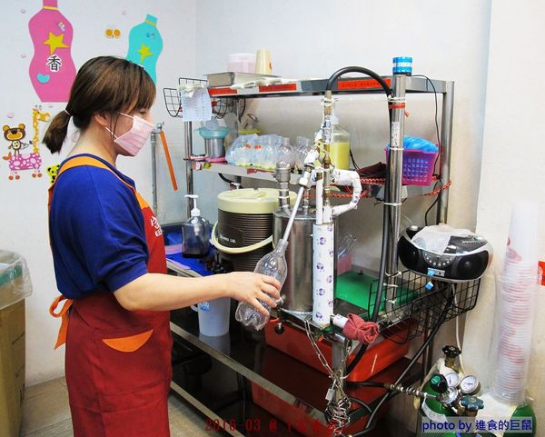 富香屋 手工汽水：（台南。中西區美食）『富香屋』台南 No.1 奶茶，時尚瓶裝，濃郁茶香，香醇奶香！店家飲品堅持不使用奶精＆果糖，天然健康看得到。 還有冷泡茶＆古早味手工汽水，熱情販售中！