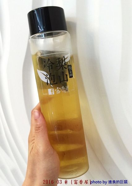 富香屋 手工汽水：（台南。中西區美食）『富香屋』台南 No.1 奶茶，時尚瓶裝，濃郁茶香，香醇奶香！店家飲品堅持不使用奶精＆果糖，天然健康看得到。 還有冷泡茶＆古早味手工汽水，熱情販售中！