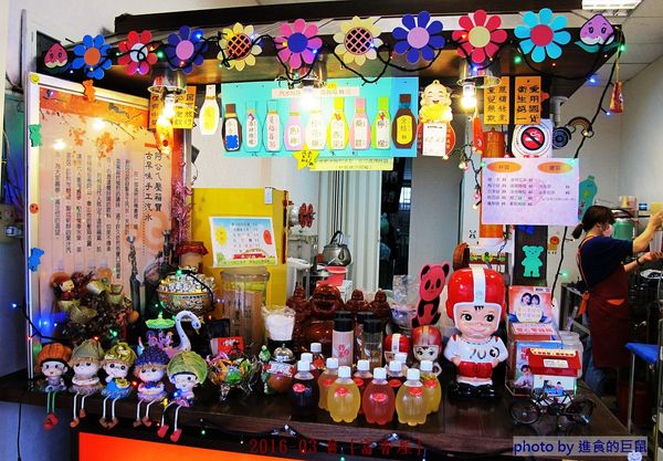 富香屋 手工汽水：（台南。中西區美食）『富香屋』台南 No.1 奶茶，時尚瓶裝，濃郁茶香，香醇奶香！店家飲品堅持不使用奶精＆果糖，天然健康看得到。 還有冷泡茶＆古早味手工汽水，熱情販售中！