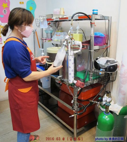 富香屋 手工汽水：（台南。中西區美食）『富香屋』台南 No.1 奶茶，時尚瓶裝，濃郁茶香，香醇奶香！店家飲品堅持不使用奶精＆果糖，天然健康看得到。 還有冷泡茶＆古早味手工汽水，熱情販售中！