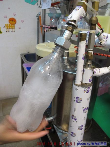 富香屋 手工汽水：（台南。中西區美食）『富香屋』台南 No.1 奶茶，時尚瓶裝，濃郁茶香，香醇奶香！店家飲品堅持不使用奶精＆果糖，天然健康看得到。 還有冷泡茶＆古早味手工汽水，熱情販售中！