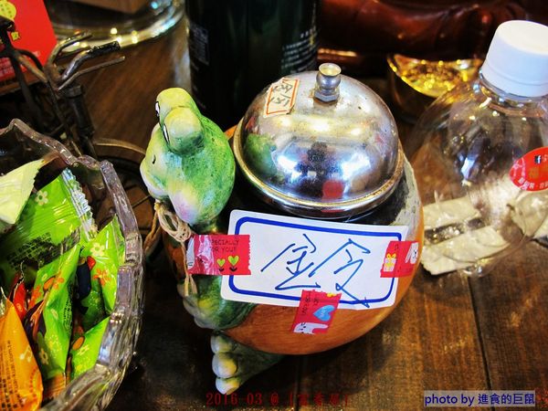 富香屋 手工汽水：（台南。中西區美食）『富香屋』台南 No.1 奶茶，時尚瓶裝，濃郁茶香，香醇奶香！店家飲品堅持不使用奶精＆果糖，天然健康看得到。 還有冷泡茶＆古早味手工汽水，熱情販售中！