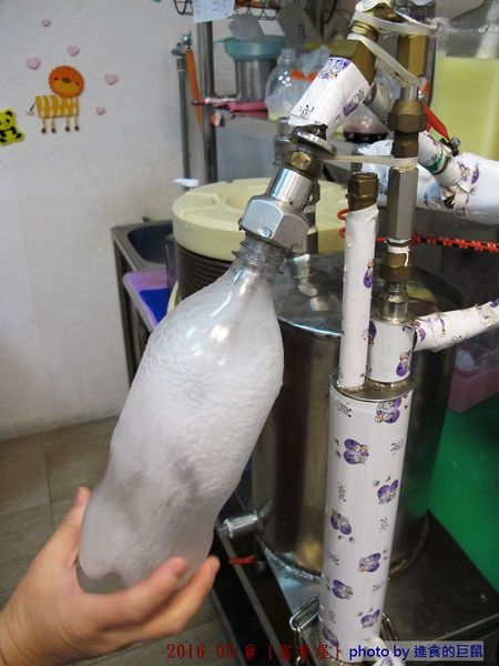 富香屋 手工汽水：（台南。中西區美食）『富香屋』台南 No.1 奶茶，時尚瓶裝，濃郁茶香，香醇奶香！店家飲品堅持不使用奶精＆果糖，天然健康看得到。 還有冷泡茶＆古早味手工汽水，熱情販售中！