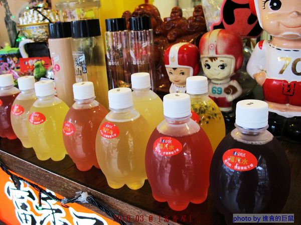 富香屋 手工汽水：（台南。中西區美食）『富香屋』台南 No.1 奶茶，時尚瓶裝，濃郁茶香，香醇奶香！店家飲品堅持不使用奶精＆果糖，天然健康看得到。 還有冷泡茶＆古早味手工汽水，熱情販售中！