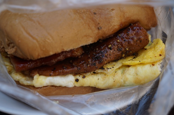 亞義號旁的無名早餐：[2015台南行]中西區民權路無名早餐店~食尚玩家推薦肉蛋吐司