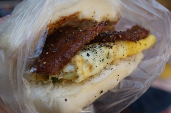 亞義號旁的無名早餐：[2015台南行]中西區民權路無名早餐店~食尚玩家推薦肉蛋吐司