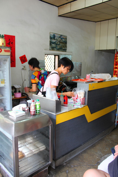 亞義號旁的無名早餐：[台南]巷內的排隊人氣燒肉 亞藝號無名早餐