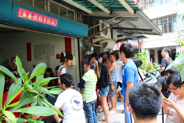 亞義號旁的無名早餐：[台南]巷內的排隊人氣燒肉 亞藝號無名早餐