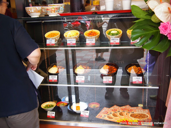 すき家SUKIYA(古亭店):【食記】台北Sukiya すき屋 食其家 牛丼咖哩速食專賣店@中正捷運MRT古亭 : 接近日本的口味, 咖哩牛肉與可樂餅都有到位!