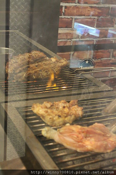 卡帕卡巴Capa Kaba-原味炭火牛排(士林基河總店):台北 士林夜市 【非凡大探索報導 炭火烤排超正點! 】卡帕卡巴Capa Kaba-原味炭火牛排(士林基河總店)捷運劍潭站