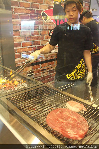 卡帕卡巴Capa Kaba-原味炭火牛排(士林基河總店):台北 士林夜市 【非凡大探索報導 炭火烤排超正點! 】卡帕卡巴Capa Kaba-原味炭火牛排(士林基河總店)捷運劍潭站