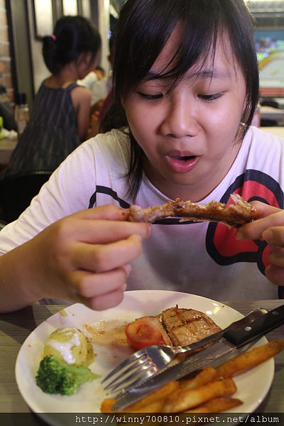 卡帕卡巴Capa Kaba-原味炭火牛排(士林基河總店):台北 士林夜市 【非凡大探索報導 炭火烤排超正點! 】卡帕卡巴Capa Kaba-原味炭火牛排(士林基河總店)捷運劍潭站