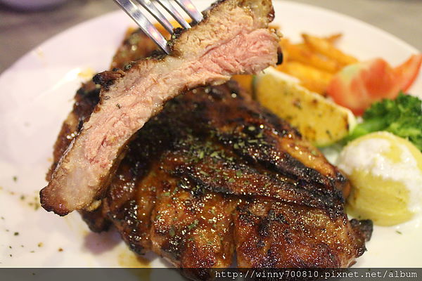 卡帕卡巴Capa Kaba-原味炭火牛排(士林基河總店):台北 士林夜市 【非凡大探索報導 炭火烤排超正點! 】卡帕卡巴Capa Kaba-原味炭火牛排(士林基河總店)捷運劍潭站