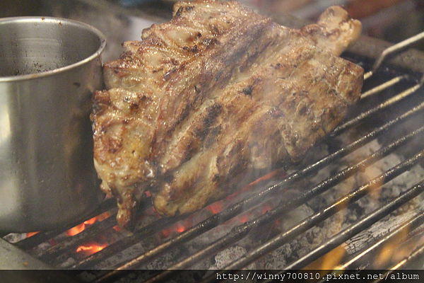 卡帕卡巴Capa Kaba-原味炭火牛排(士林基河總店):台北 士林夜市 【非凡大探索報導 炭火烤排超正點! 】卡帕卡巴Capa Kaba-原味炭火牛排(士林基河總店)捷運劍潭站