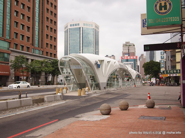 台中BRT公車:【生活】捷運生活EasyGo~台中BRT全面通車後工作首日通勤體驗! 尖峰時刻平均1~2分鐘就可以到下一站, 基本上相當平穩舒適