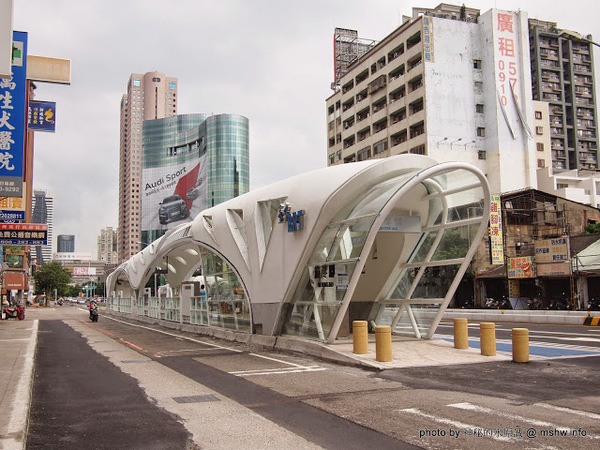 台中BRT公車:【生活】捷運生活EasyGo~台中BRT全面通車後工作首日通勤體驗! 尖峰時刻平均1~2分鐘就可以到下一站, 基本上相當平穩舒適