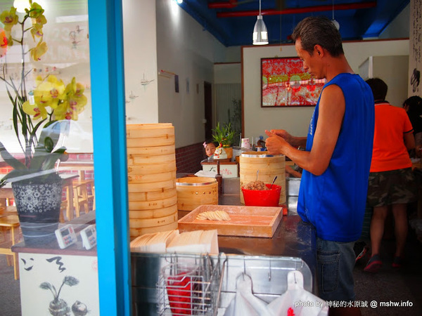葉小籠包:【食記】台中葉小籠包@西區模範市場BRT中正國小 : 不是湯包,水湳50年老口味的迷你小肉包?