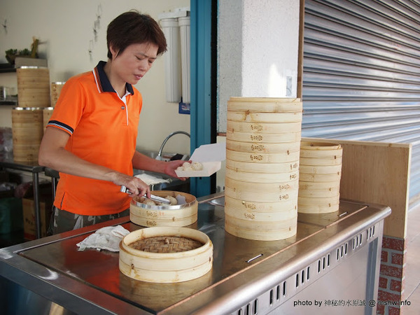 葉小籠包:【食記】台中葉小籠包@西區模範市場BRT中正國小 : 不是湯包,水湳50年老口味的迷你小肉包?