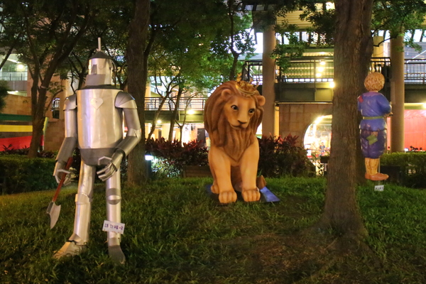 新北市兒童藝術節之童話城堡(新北市府廣場)：媽呀~~我來到大人國了「新北市兒童藝術節」之童話城堡