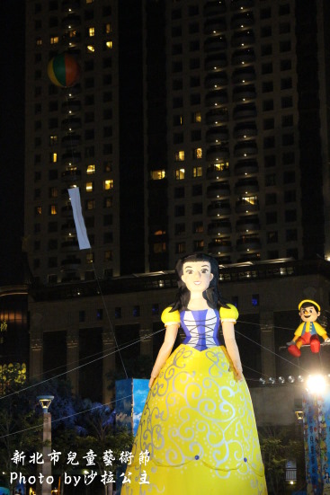新北市兒童藝術節之童話城堡(新北市府廣場)：媽呀~~我來到大人國了「新北市兒童藝術節」之童話城堡