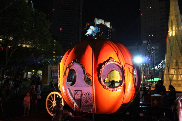 新北市兒童藝術節之童話城堡(新北市府廣場)：媽呀~~我來到大人國了「新北市兒童藝術節」之童話城堡