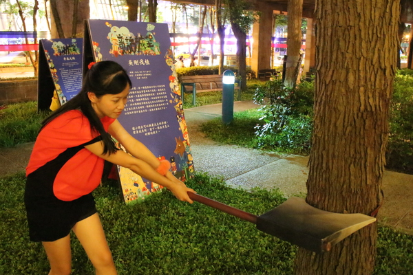 新北市兒童藝術節之童話城堡(新北市府廣場)：媽呀~~我來到大人國了「新北市兒童藝術節」之童話城堡