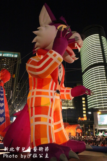 新北市兒童藝術節之童話城堡(新北市府廣場)：媽呀~~我來到大人國了「新北市兒童藝術節」之童話城堡