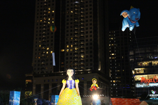 新北市兒童藝術節之童話城堡(新北市府廣場)：媽呀~~我來到大人國了「新北市兒童藝術節」之童話城堡