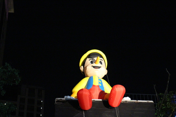 新北市兒童藝術節之童話城堡(新北市府廣場)：媽呀~~我來到大人國了「新北市兒童藝術節」之童話城堡