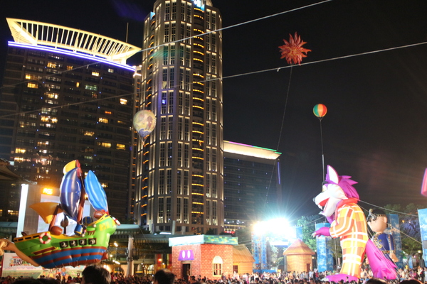 新北市兒童藝術節之童話城堡(新北市府廣場)：媽呀~~我來到大人國了「新北市兒童藝術節」之童話城堡