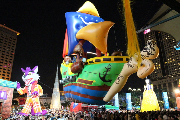 新北市兒童藝術節之童話城堡(新北市府廣場)：媽呀~~我來到大人國了「新北市兒童藝術節」之童話城堡