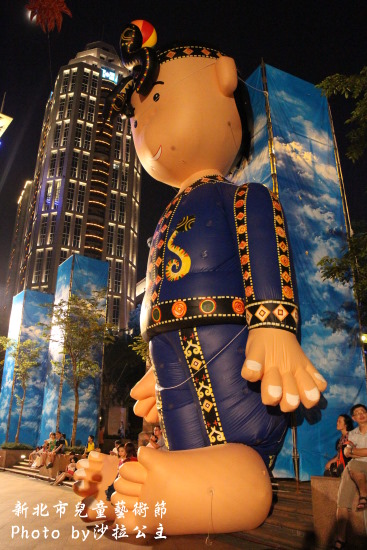 新北市兒童藝術節之童話城堡(新北市府廣場)：媽呀~~我來到大人國了「新北市兒童藝術節」之童話城堡