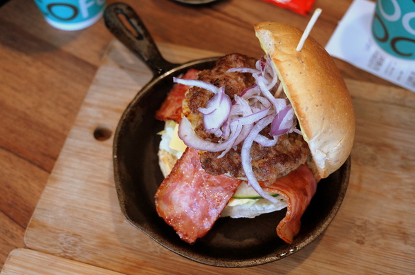 LOCO FOOD 樂口福咖啡:(胖樺食記)台北中山必吃早餐"LOCO FOOD 樂口福"。大排長龍為那鐵鍋酥皮蛋捲及大口咬個堡。