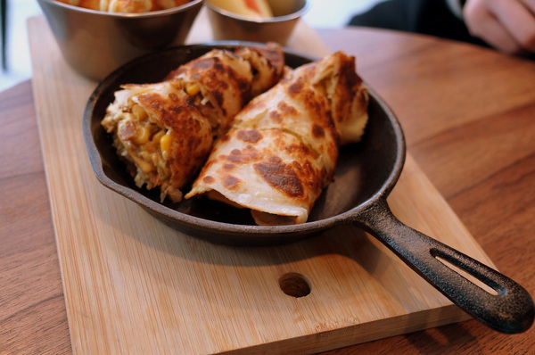 LOCO FOOD 樂口福咖啡:(胖樺食記)台北中山必吃早餐"LOCO FOOD 樂口福"。大排長龍為那鐵鍋酥皮蛋捲及大口咬個堡。