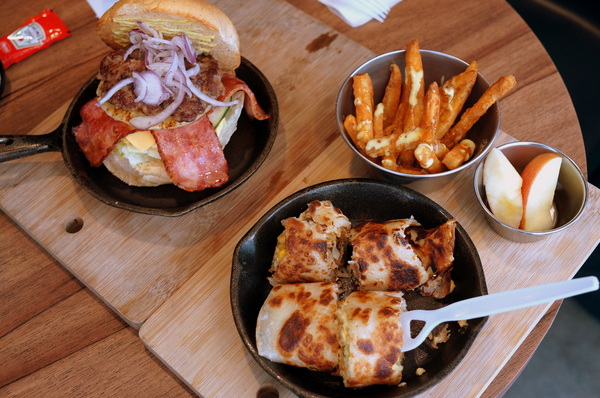 LOCO FOOD 樂口福咖啡:(胖樺食記)台北中山必吃早餐"LOCO FOOD 樂口福"。大排長龍為那鐵鍋酥皮蛋捲及大口咬個堡。