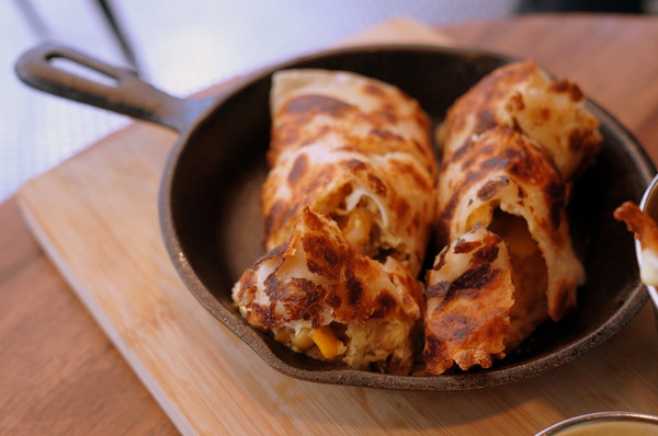 LOCO FOOD 樂口福咖啡:(胖樺食記)台北中山必吃早餐"LOCO FOOD 樂口福"。大排長龍為那鐵鍋酥皮蛋捲及大口咬個堡。