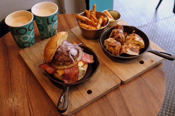 LOCO FOOD 樂口福咖啡:(胖樺食記)台北中山必吃早餐"LOCO FOOD 樂口福"。大排長龍為那鐵鍋酥皮蛋捲及大口咬個堡。