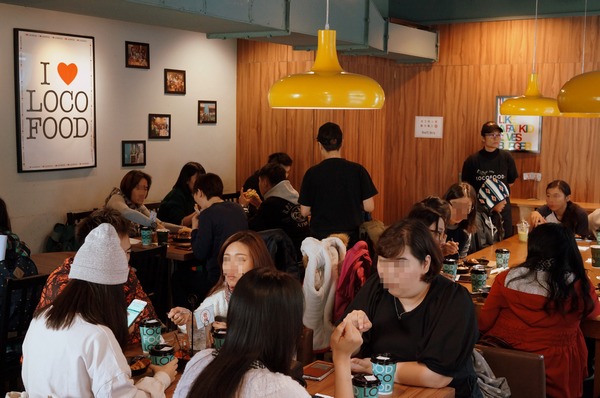 LOCO FOOD 樂口福咖啡:(胖樺食記)台北中山必吃早餐"LOCO FOOD 樂口福"。大排長龍為那鐵鍋酥皮蛋捲及大口咬個堡。