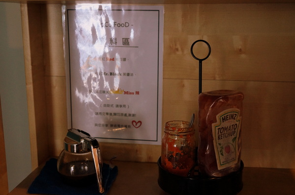 LOCO FOOD 樂口福咖啡:(胖樺食記)台北中山必吃早餐"LOCO FOOD 樂口福"。大排長龍為那鐵鍋酥皮蛋捲及大口咬個堡。